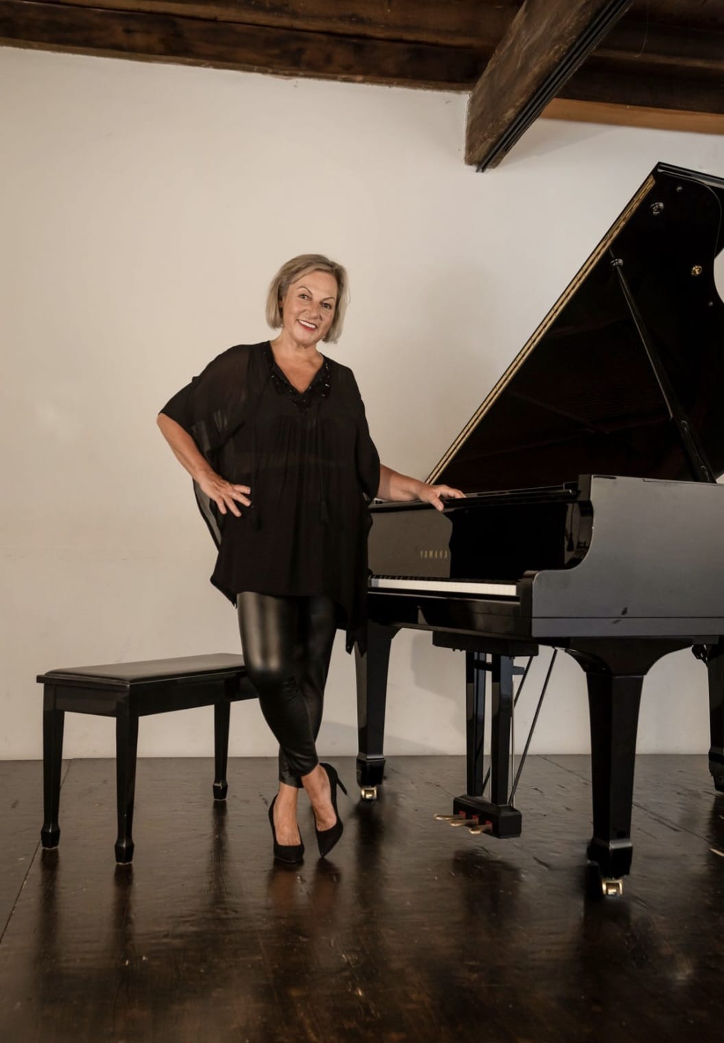 Ingrid Sotolářová — u klavíru